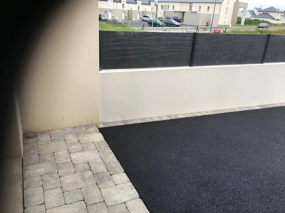 Aménagement d'une cour en enrobé et pavés à Pordic