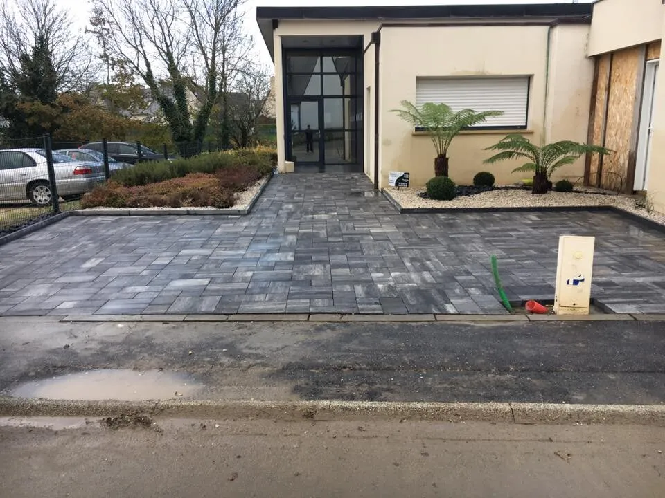 Aménagement d'une cour extérieure pavée à Rennes