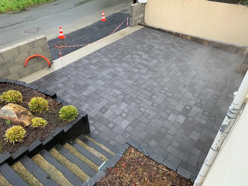 Aménagement d'une cour de maison pavée à Saint-Brieuc