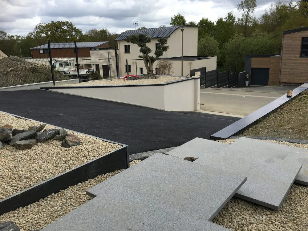 Aménagement paysager avec paillage minéral à Lamballe