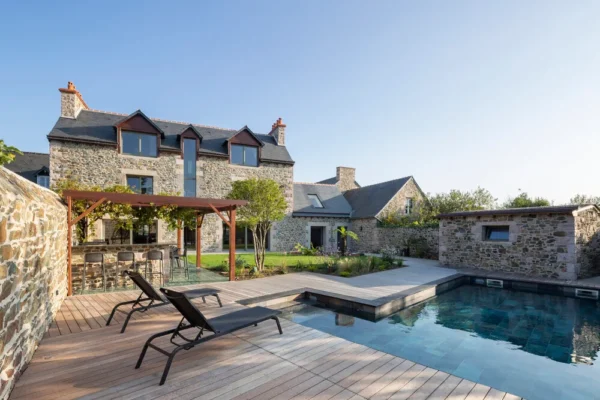 Aménagement paysager de piscine extérieure à Planguenoual