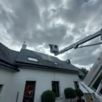 Camion nacelle Multitel déployé pour le nettoyage de toiture d'une maison à Lamballe