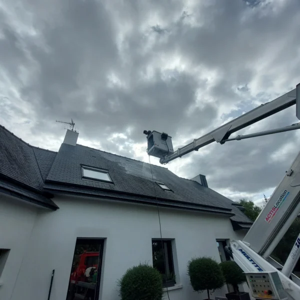 Camion nacelle Multitel déployé pour le nettoyage de toiture d'une maison à Lamballe