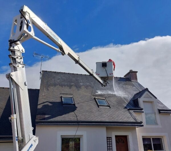 Vue d'ensemble du chantier de nettoyage de toiture et façade à Ploufragan avec camion nacelle Multitel