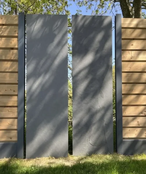 Panneau de clôture en ardoise naturelle anthracite et lames de bois autoclave sur poteaux aluminium, vue de face, Lamballe Côtes-d'Armor