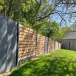 Clôture mixte lames de bois autoclave horizontales et panneaux ardoise naturelle sur poteaux aluminium anthracite, vue côté jardin, Lamballe Côtes-d'Armor
