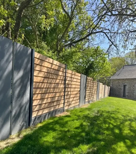 Clôture mixte lames de bois autoclave horizontales et panneaux ardoise naturelle sur poteaux aluminium anthracite, vue côté jardin, Lamballe Côtes-d'Armor