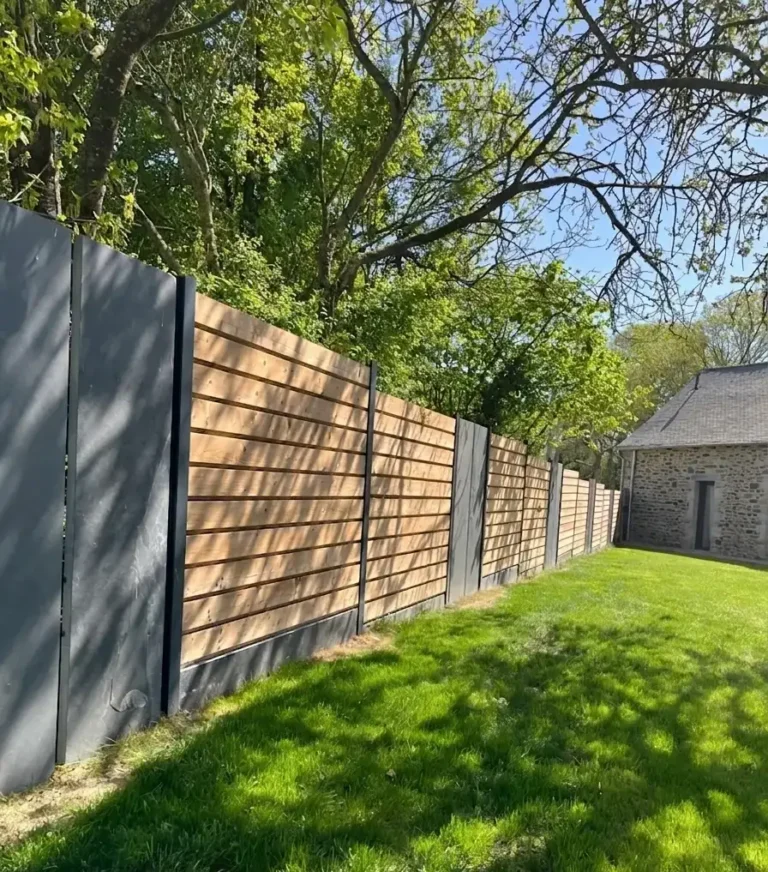 Clôture mixte lames de bois autoclave horizontales et panneaux ardoise naturelle sur poteaux aluminium anthracite, vue côté jardin, Lamballe Côtes-d'Armor