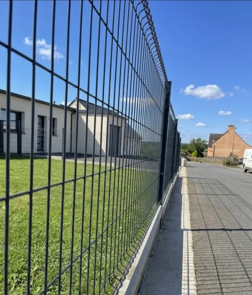 Clôture rigide grillagée installée en limite de propriété à Plouguenast-Langast