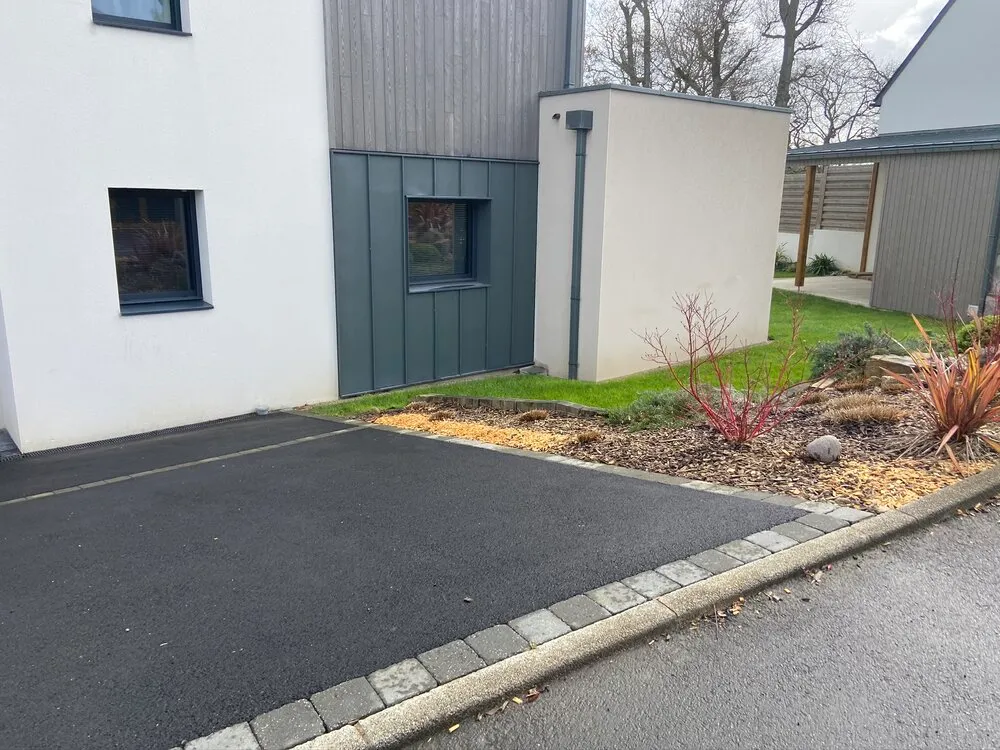 Création d'une cour enrobée avec chainettes pavées à Lamballe