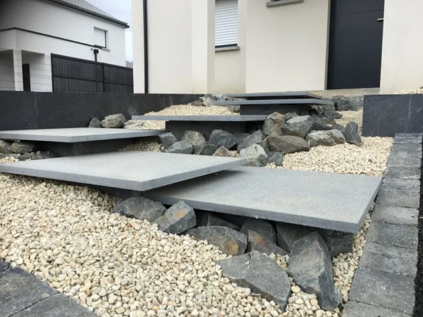 Création d'escaliers extérieurs dans un jardin à Lamballe