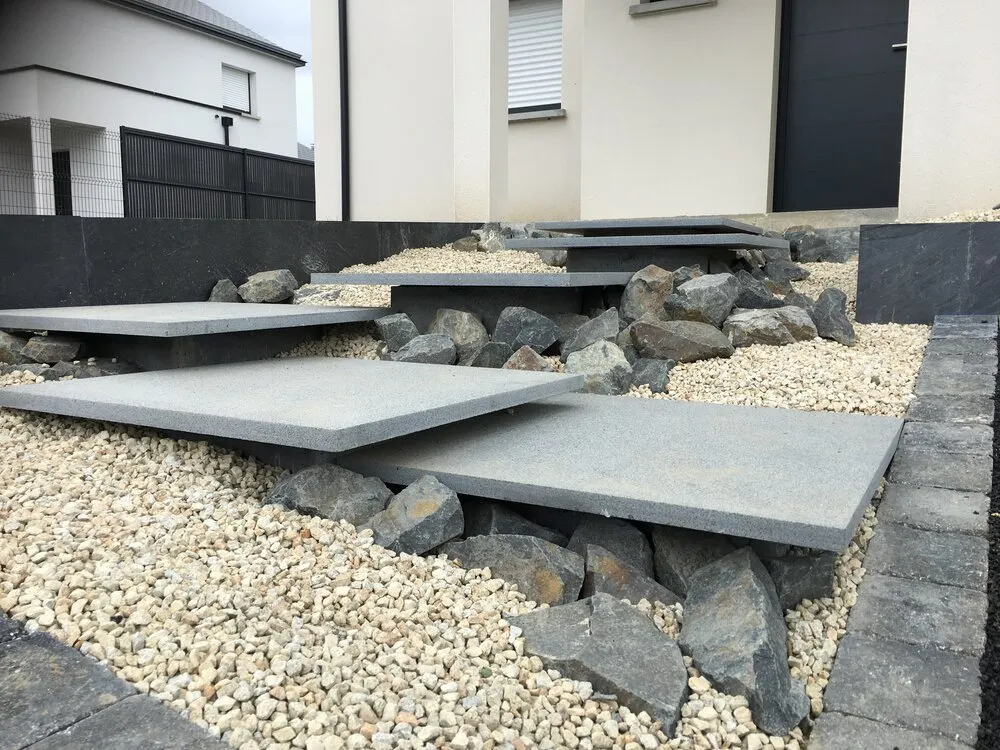 Création d'escaliers extérieurs dans un jardin à Lamballe