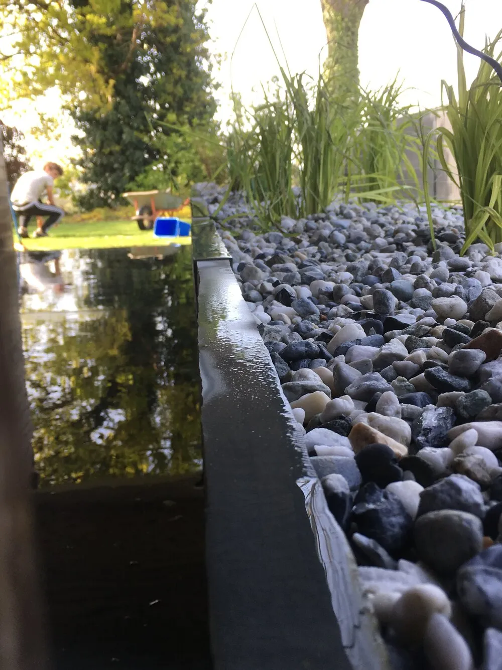 Réalisation d'une jardinière haute avec paillage pierres à Pontivy
