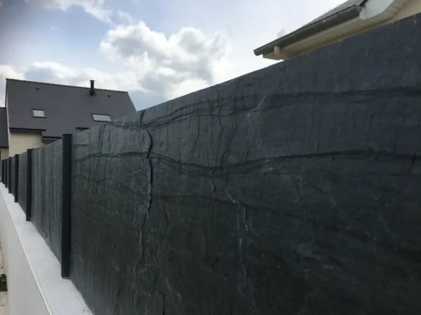 Création d'un mur avec claustra et ardoises à Pordic