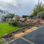 Aménagement d'un parterre de plantation avec paillage de morceaux de bois à Lamballe