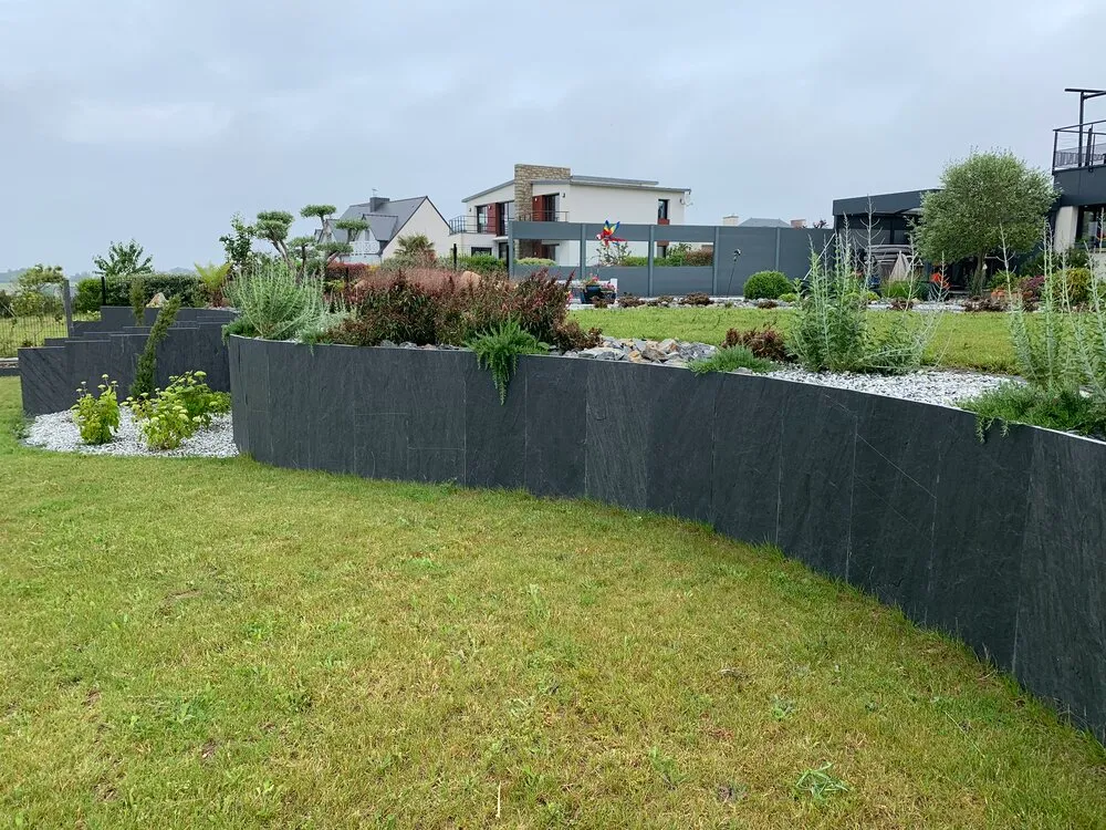 Création d'une retenue de sol dans un jardin à Pléneuf-Val-André