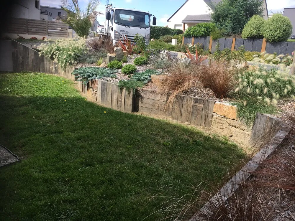 Création d'un mur de soutènement du sol en pierres et bois à Lamballe