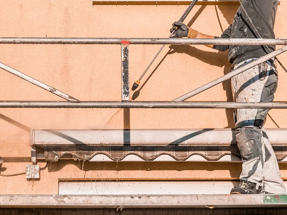 Démoussage d'une façade de maison dans le 22 par un paysagiste