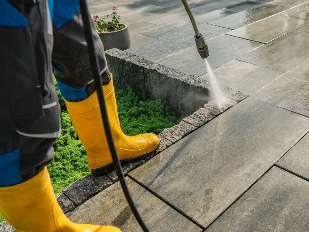 Démoussage d'une terrasse dallée dans le 22 par notre équipe de paysagistes