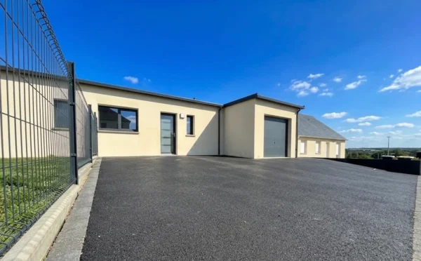 Maison avec allée enrobée et clôture rigide réalisées par Tardivel Paysage à Plouguenast-Langast