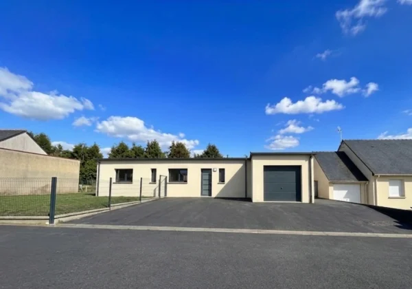 Cour enrobée devant garage avec clôture rigide à Plouguenast-Langast