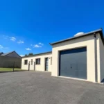 Enrobé de cour devant garage réalisé par Tardivel Paysage à Plouguenast-Langast