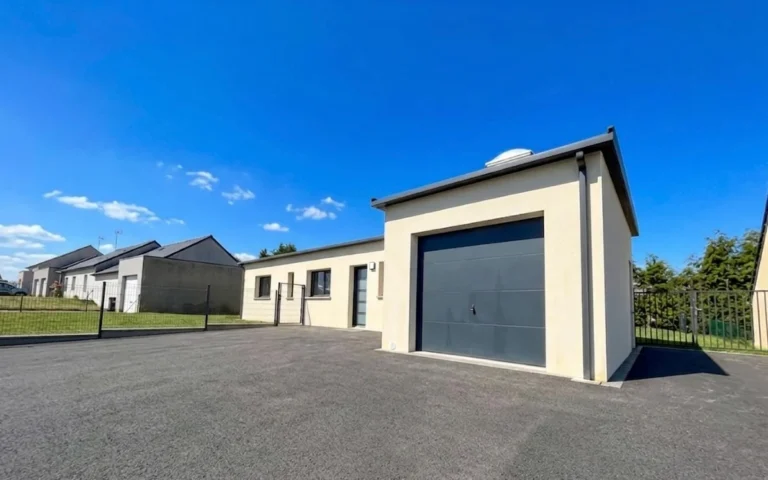Enrobé de cour devant garage réalisé par Tardivel Paysage à Plouguenast-Langast