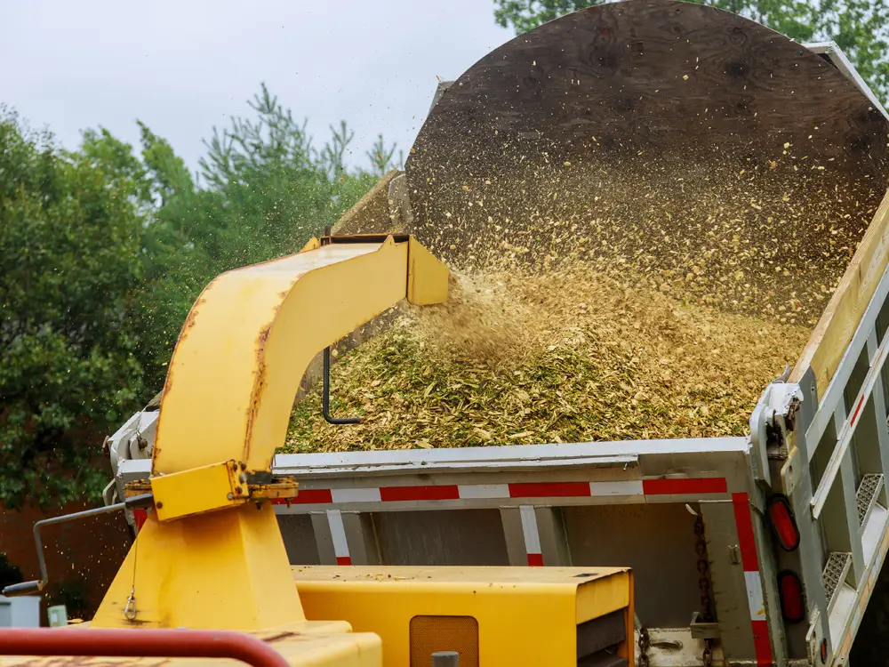 Broyage des déchets verts par entreprise paysagiste