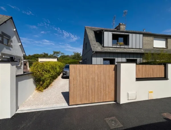 Portail bois sur muret avec couvertine aluminium à Plérin - Tardivel Paysage