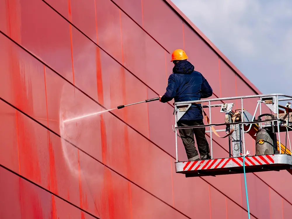 Nettoyage de façade d'un bâtiment d'entreprise en Côtes-d'Armor par Tardivel Paysage