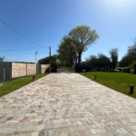 Chantier d’aménagement extérieur à Lamballe dans les Côtes-d’Armor (22) par Tardivel Paysage avec pose de pavés et création d’une entrée élégante.