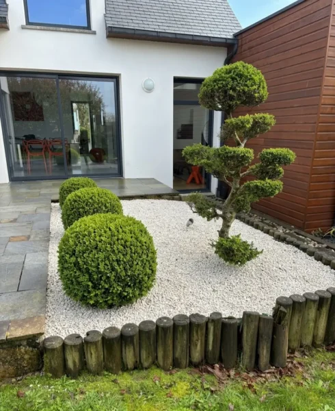 Jardin contemporain à Pontivy après entretien printanier complet par notre équipe de paysagistes