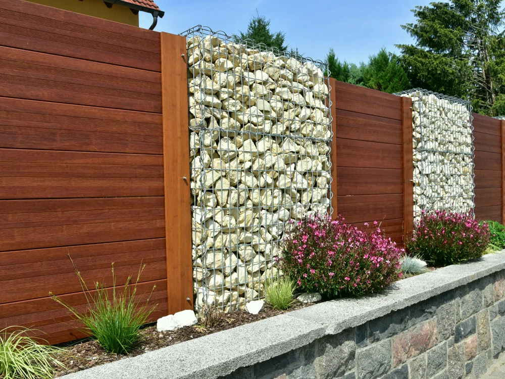 Pose d'une clôture mixte en bois et pierres naturelles