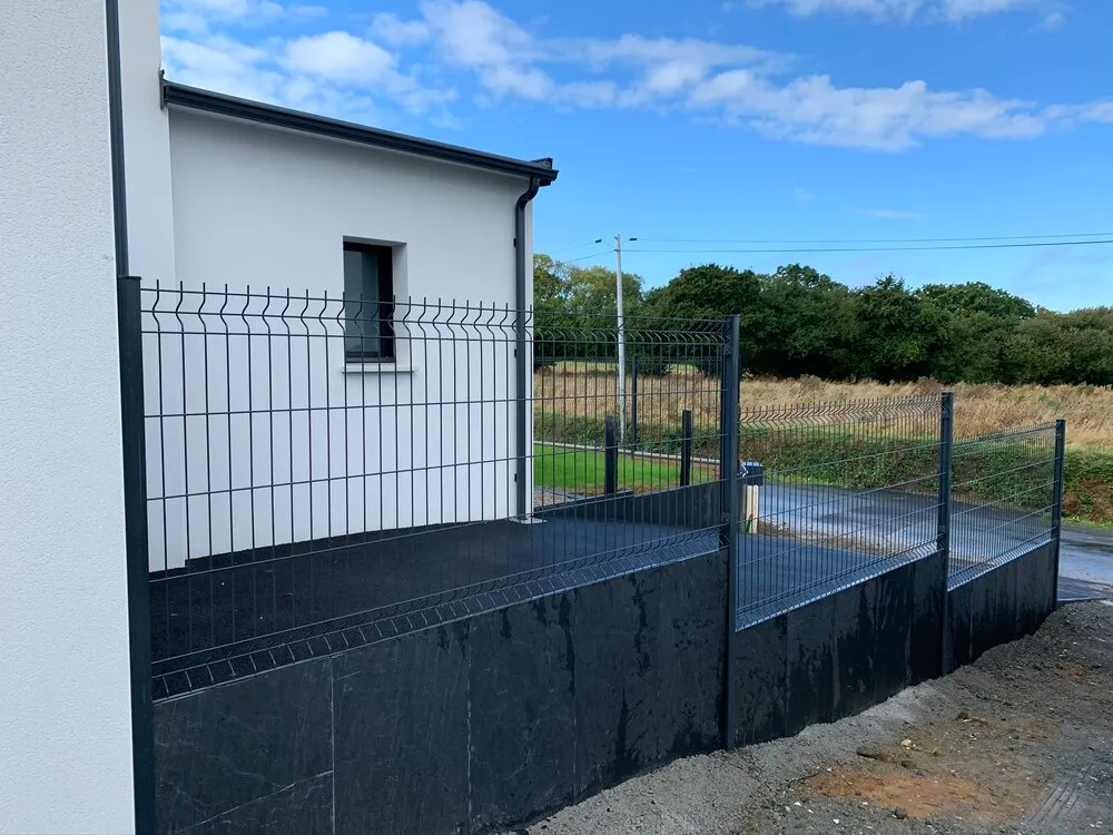 Pose d'une clôture avec panneaux en ardoises à Plérin