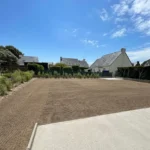 Préparation de terrain et engazonnement avec plantations en bordure réalisés par Tardivel Paysage à Ploufragan