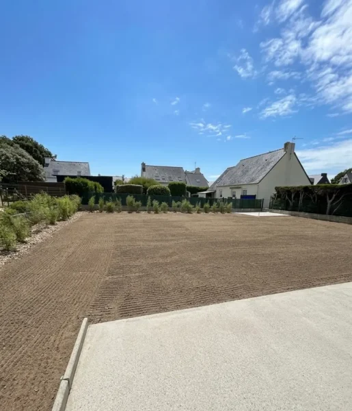 Préparation de terrain et engazonnement avec plantations en bordure réalisés par Tardivel Paysage à Ploufragan
