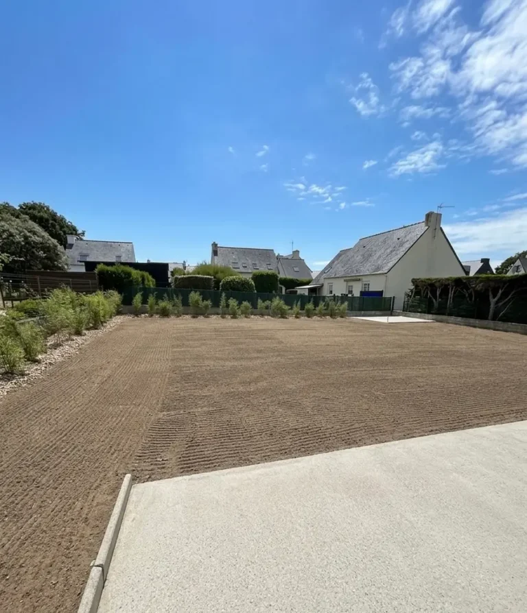 Préparation de terrain et engazonnement avec plantations en bordure réalisés par Tardivel Paysage à Ploufragan