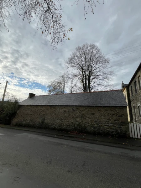 Résultat avant après nettoyage et traitement de toiture à Loudéac – Tardivel Paysage