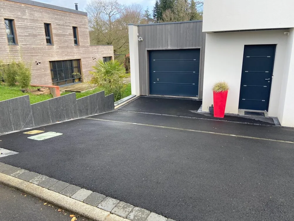 Réalisation d'une cour en enrobé d'une propriété privée à Lamballe