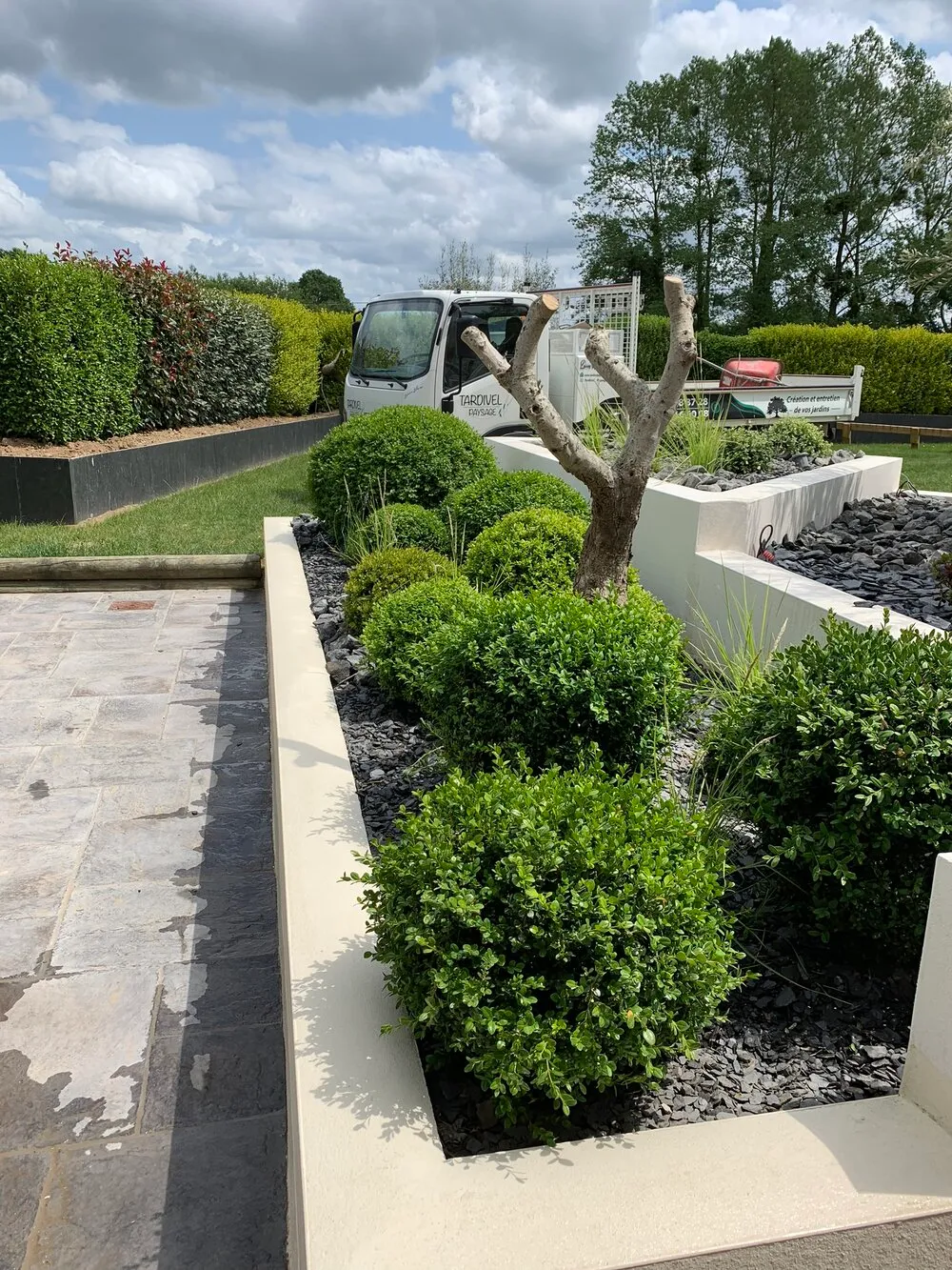 Création d'une jardinière en dur avec plantations et paillage minéral à Lamballe