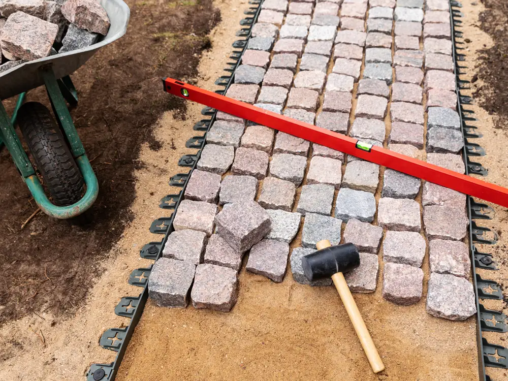 Création d'une allée de jardin par un paysagiste