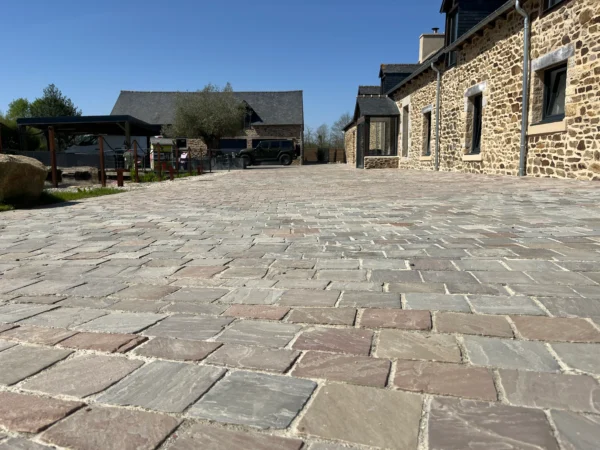 Création d’une cour en pavés en pierre devant maison en pierre à Lamballe (22) par Tardivel Paysage