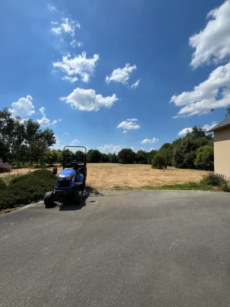 Tracteur tondeuse Iseki de Tardivel Paysage lors d'une tonte à Loudéac
