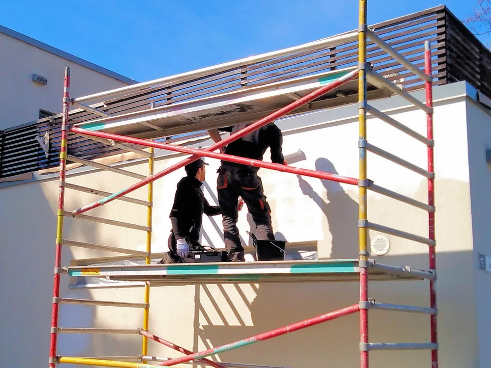 Traitement hydrofuge sur façade de maison dans le 22 par Tardivel Paysage